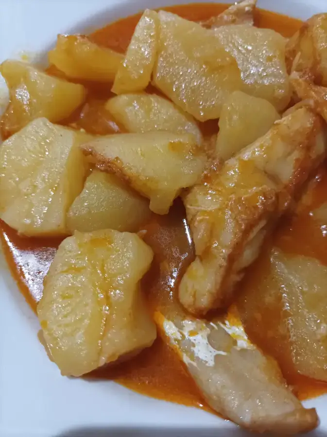 Plato de papas con bacalao
